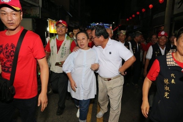 陳明文13日晚間攬著張花冠的肩膀，張花冠事後提告陳明文性騷擾。（資料照，記者蔡宗勳翻攝）