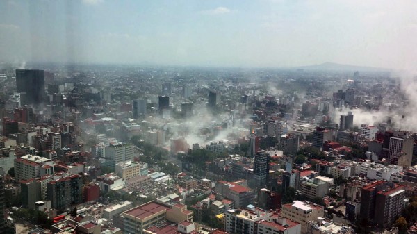 墨西哥城震後多處傳出建築物倒塌，目前已知至少138人死亡。（美聯社）