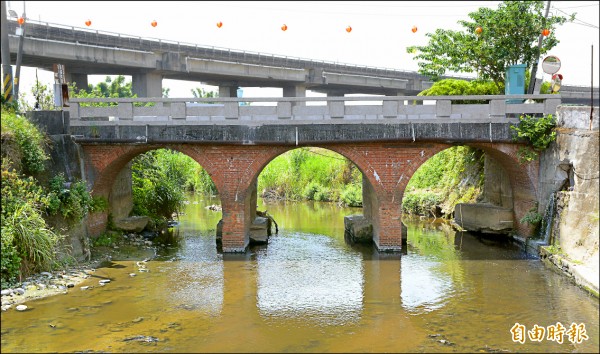 市府水務局為提昇老街溪水岸沿線景觀與更加優質的休憩服務環境，爭辦平鎮區伯公潭客家信仰圈水利景觀工程熱鬧開工。（記者李容萍攝）