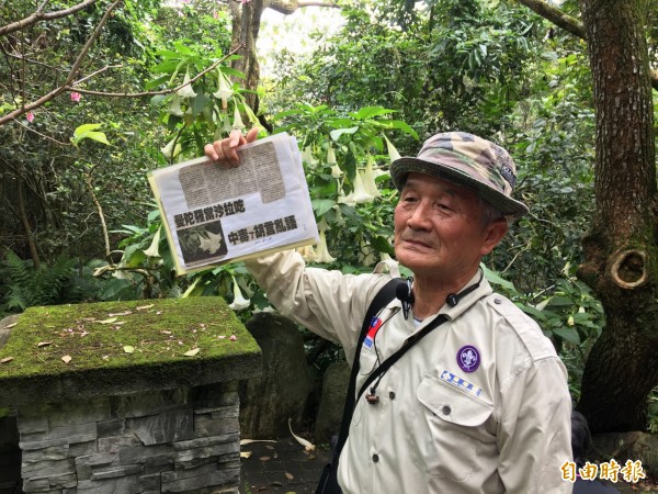 新竹市光華國中退休教師詹增雄在教育界服務43年，9年前退休後退而不休，持續奉獻教育工作。（記者洪美秀攝）