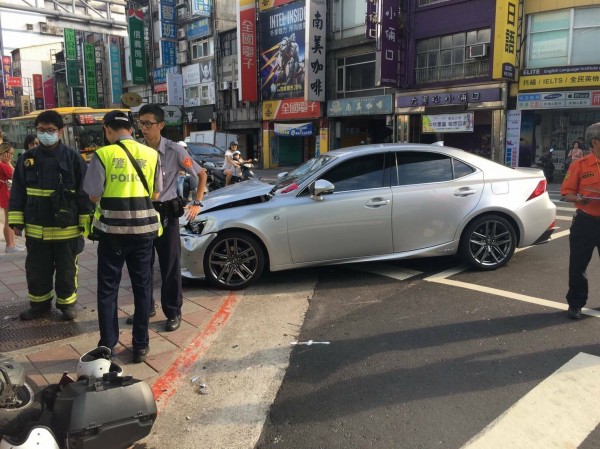 今早文林路發生車禍。（記者陳恩惠翻攝）