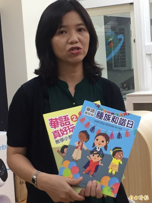 屏大幼教系教師團隊編寫海外華語幼兒教材。（記者羅欣貞攝）