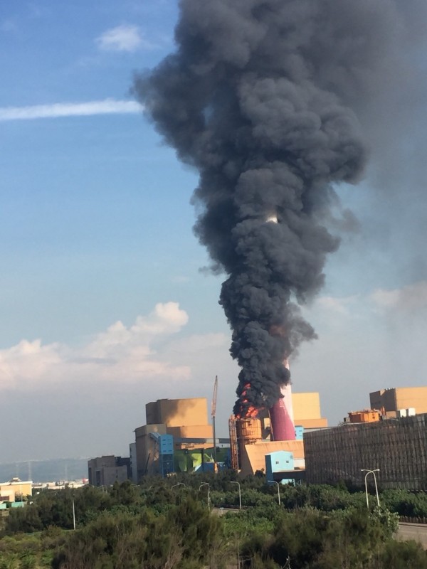 台中火力發電廠今天下午4時發生火警，黑煙衝天。（記者蔡淑媛翻攝）