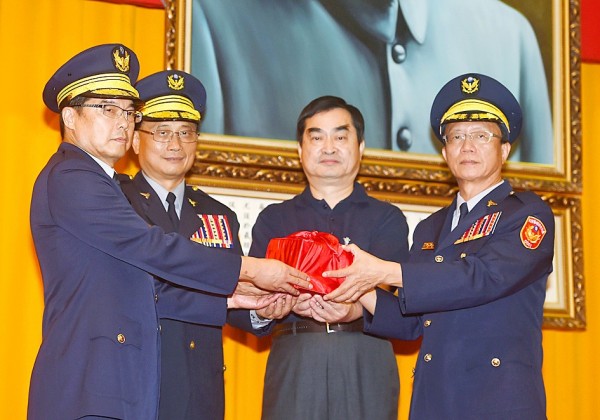 
Taipei Police Department Deputy Commissioner Lin Shun-chia, left, National Police Agency Director Chen Chia-chin, second left, Taipei Deputy Mayor Teng Chia-chi, second right, and newly appointed Taipei Police Department Commissioner Chen Jia-chang pose for photographers during a handover ceremony in Taipei yesterday.
Photo: Fang Pin-chao, Taipei Times