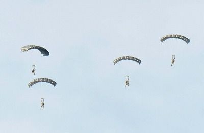 日本防衛大臣小野寺五典對今日美軍空降訓練的作為感到遺憾。（圖擷取自琉球新報）