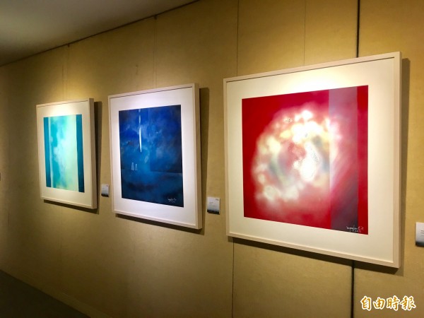 應邀辦展的台裔藝術家羅英雄，此次共展出50幅融合東方文化元素及西方技法的壓克力畫作。（記者魏瑾筠攝）