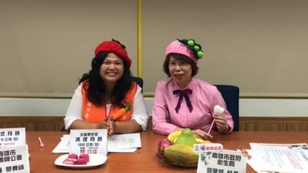 郭瑩璱（右）與陳婉馨（左）將透過臉書直播，宣導中秋佳節健康飲食的方法。（記者洪定宏翻攝）