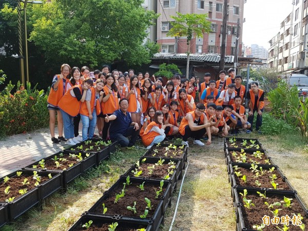 台中科大學生與錦平里一起建置愛心菜園,種菜送弱勢戶。(記者蔡淑媛攝) 台中科大學生與錦平里一起建置愛心菜園,種菜送弱勢戶。(記者蔡淑媛攝)