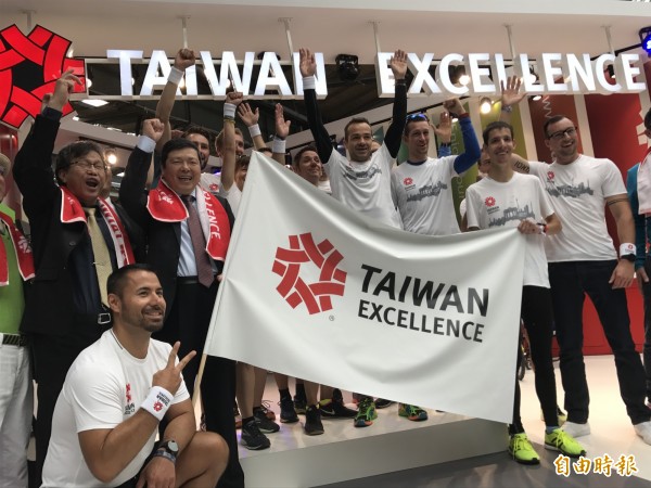 Taiwan Excellence！外貿協會在柏林馬拉松賽前，授旗給20名德國選手當「台灣大使」，代表台灣精品出賽。（記者羅倩宜攝）