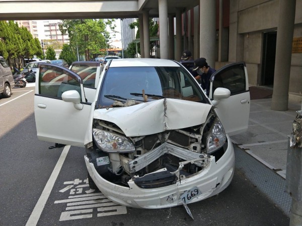 自小客逃避警方追緝，自撞民宅圍牆，車頭全毀。（記者詹士弘翻攝）