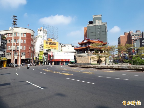 新竹市府將進行東門圓環的人行步行空間大改造，將縮減圓環的一個車道做人行步道，打造適合行走的步行城市。（記者洪美秀攝）