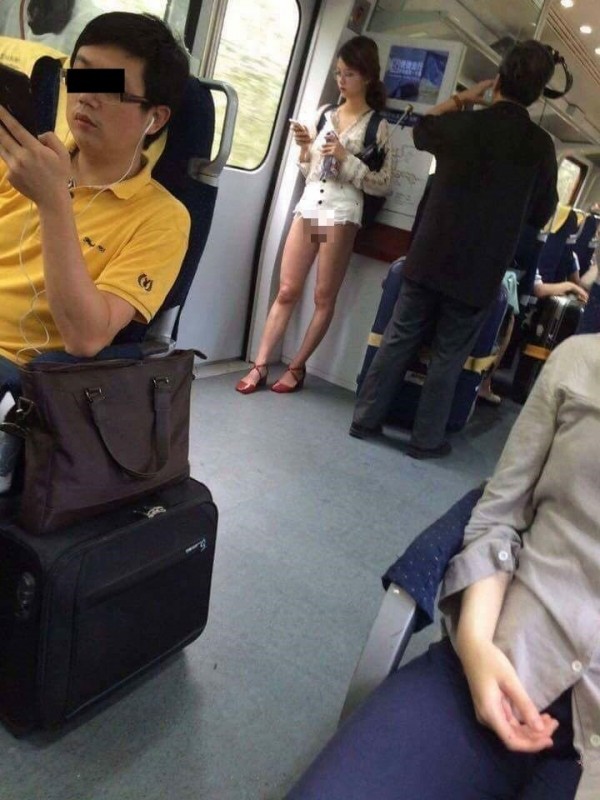 女子疑似裸露下半身搭地鐵，網友看到表示相當驚訝。（圖擷自網路）