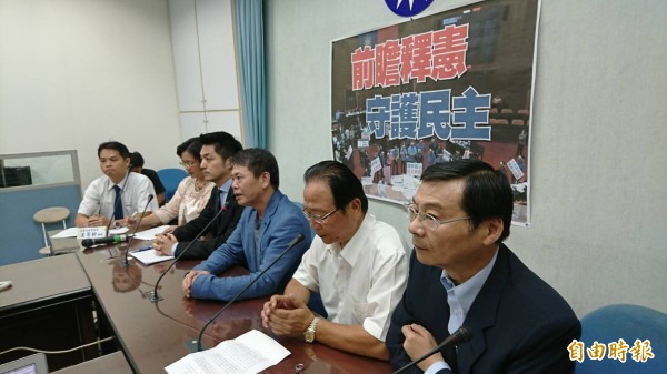 立法院國民黨團今日正式提出前瞻釋憲案，並強調國、親兩黨終於站在一起。（記者陳鈺馥攝）