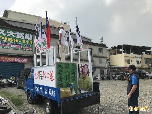 陳抗車輛在10公里外被攔下「請」到路旁空地。（記者洪臣宏攝）