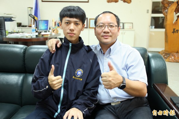 國立關西高中學生吳思宇（左）在電競找到自己，他的努力和執著，連校長吳原榮（右）都覺得佩服。（記者黃美珠攝）