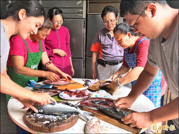 學員體驗虱目魚從去魚鱗到取膽、去骨，全程不假他人之手。
（記者蔡文居攝）