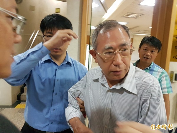 益航董事長長原彰弘（右2），訊後被依違反證券交易法，諭令100萬元交保。（記者錢利忠攝）