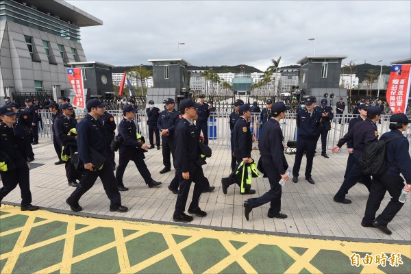 退伍軍人權益保障協會年初發起「砲打國防部」抗議活動，大批警力在國防部大門前戒備。（記者簡榮豐攝）