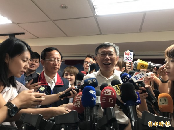 台北市長柯文哲上午受訪時對於段宜康批評他是大細菌僅說，他們現在為什麼這麼認真的把你抹紅就是這樣；至於是否暗指民進黨抹紅他，柯表示「是不是大家心裡有數，不用爭辯。」（記者沈佩瑤攝）