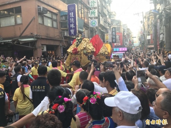 中國湄洲媽祖今天下午到基隆慶安宮駐駕，吸引熱情民眾爭睹湄洲媽祖的風采。（記者林欣漢攝）