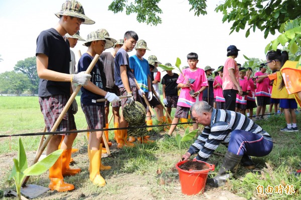 新埤國中號召全校師生，在校園種下500株香蕉，希望解決草患並帶入食農及生命教育。 （記者邱芷柔攝）