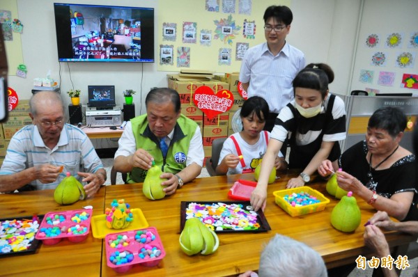 澎湖縣長陳光復與西嶼民眾，一同剝柚子歡度中秋佳節。（記者劉禹慶攝）