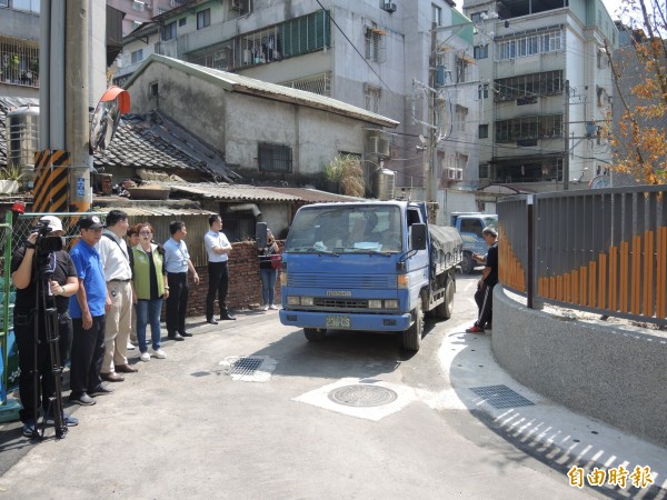 竹林路75巷後方彎道路寬不足，居民擔心人車交會安全。（記者翁聿煌攝）