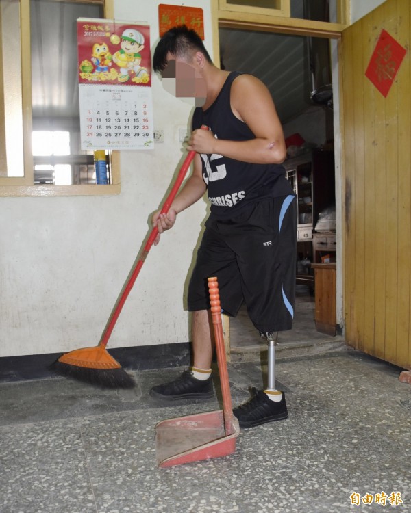 林家19歲孫子，今年6月下班返家途中發生車禍，左大腿遭截肢。（記者李容萍攝）