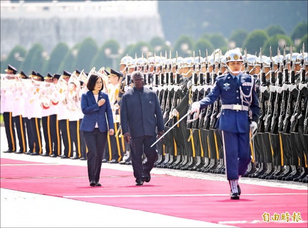 總統蔡英文昨日在自由廣場，以隆重軍禮歡迎索羅門群島總理蘇嘉瓦瑞。（記者黃耀徵攝）