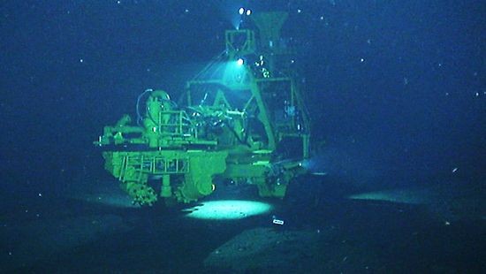 採礦機在1600公尺深的海底進行工作。(圖取自日本產業經濟省) 採礦機在1600公尺深的海底進行工作。(圖取自日本產業經濟省)