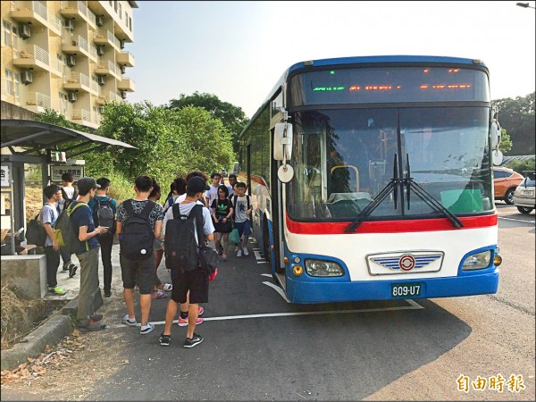 中華大學實施公車進校園政策，希望可降低學生機車車禍發生率。
（記者洪美秀攝）