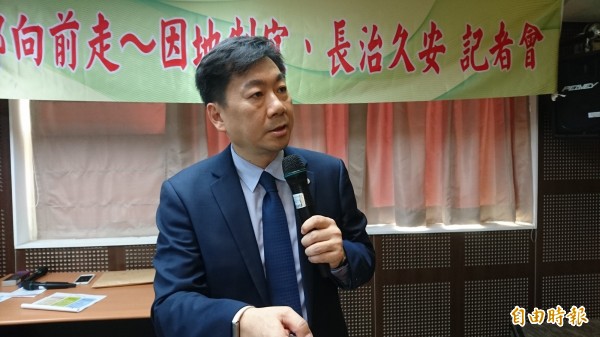 台南市民政局長陳宗彥今率民政局團隊公布里鄰調編案。（記者洪瑞琴攝）