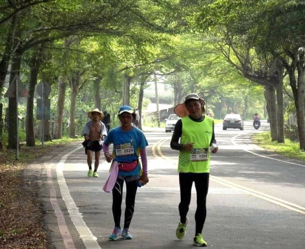 去年首度開辦的彰化139馬拉松路跑活動，路線經過綠色隧道，參加者感受光影明暗交錯的愜意。（圖跑步玩運動休閒協會提供）