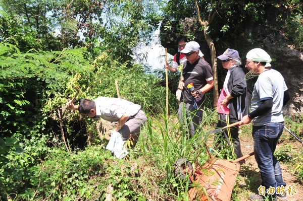 屏縣府文化處處長吳錦發昨與文資委員勘查關山地下砲陣地。（記者蔡宗憲攝）