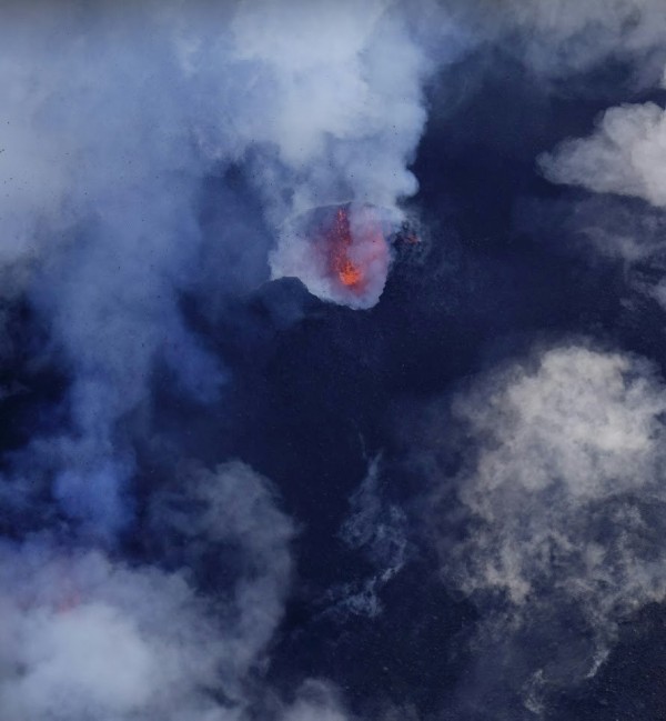 紐西蘭國防軍於週二（26日）前往觀測時，發現近日火山噴發火山灰及熔岩，。（路透）