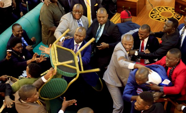 烏干達國會上演大亂鬥，兩派人馬互相推擠，還出拳毆打，甚是還有議員拿起椅子，怒朝對方頭部丟去。（路透）