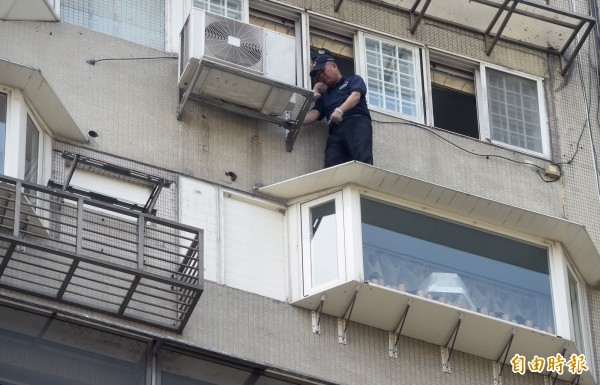 國民黨台北市議員李新驚傳墜樓身亡，鑑識人員在現場蒐證。（記者簡榮豐攝）