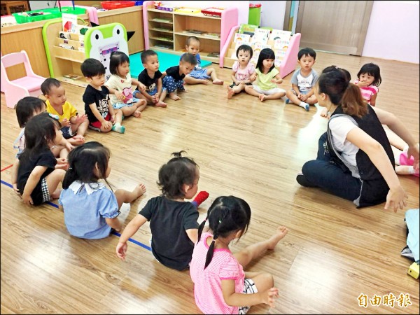 桃園市長鄭文燦9月初宣布，幼兒園免學費要延伸到4歲中班，補足幼教補助和育兒津貼缺口。議員則擔心市府社福預算不斷增加，恐債留子孫。（記者陳昀攝）