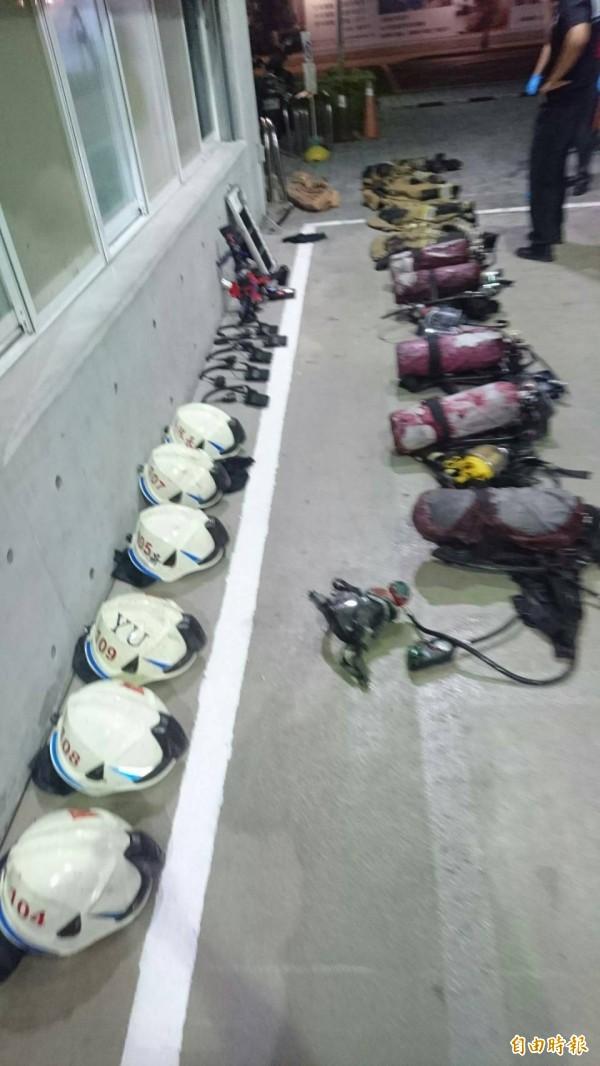 新北市土城燿華電子火警,因隱匿儲放10噸硫酸未告知,造成11名滅火的帶隊官與消防員灼傷及刺痛感、頭暈等不適,圖為消防員遭酸液腐蝕的氣瓶罩與消防衣帽。(記者吳仁捷攝) 新北市土城燿華電子火警,因隱匿儲放10噸硫酸未告知,造成11名滅火的帶隊官與消防員灼傷及刺痛感、頭暈等不適,圖為消防員遭酸液腐蝕的氣瓶罩與消防衣帽。(記者吳仁捷攝)