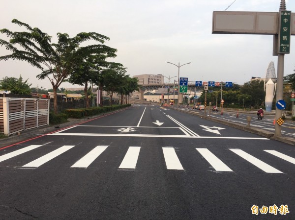 「高雄市最吵的道路」中安路，終於完成重鋪。（記者葛祐豪攝）