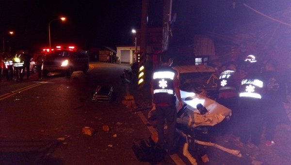 自小客車失控衝撞路旁磚造空屋，造成車上6人受傷。（記者李立法翻攝）