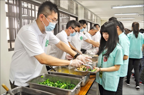 「至善體驗營」學員體驗台北監獄收容人在工廠用餐的生活作息。（記者周敏鴻攝）