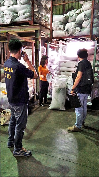 彰化地檢署發現新昌裕公司屯有大量「蒜頭、蠶豆」混合料。（記者陳冠備翻攝）
