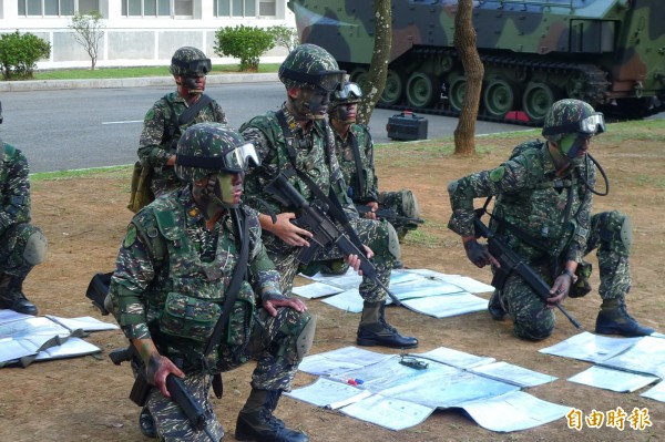 軍方人力結構逐年改變，女性官兵人數將突破二萬人大關。圖為軍方進行小部隊的戰鬥演練情形。（記者羅添斌攝）