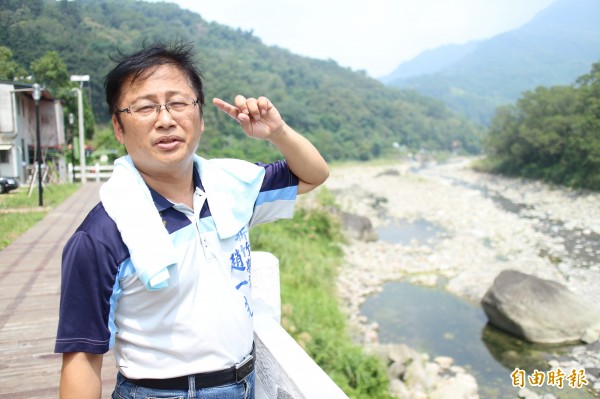 新竹縣議員趙一先說，圖右的上坪溪溪水就是寶山水庫的水源頭，五峰鄉的住戶人數或許不如竹東，但上游的溪水潔淨與否卻直接衝擊整個大新竹的用水安全。（記者黃美珠攝）