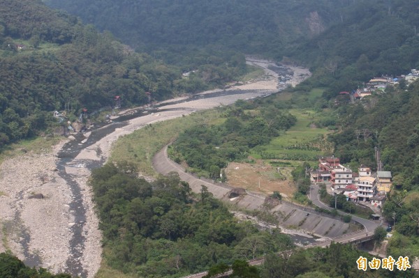 從五峰鄉十八兒部落向下眺望，上坪溪在左，縣議員趙一先爭取闢建的河濱生態公園，就在圖右上、緊鄰房舍的綠地上。（記者黃美珠攝）