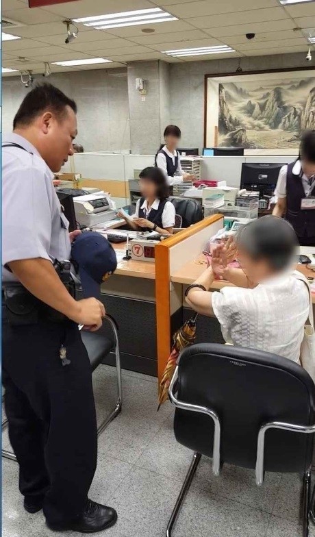 謝女上銀行要匯款一百萬元給詐騙集團，警方及時上前勸阻。（記者陳文嬋翻攝）