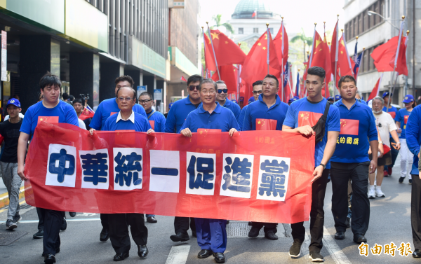 由「白狼」張安樂（前排右二）所率領的中華統一促進黨1日下午於台北車站附近舉行大遊行，慶祝中共國慶。遊行隊伍身著中國五星旗上衣、手持五星旗走上街頭。（記者羅沛德攝）