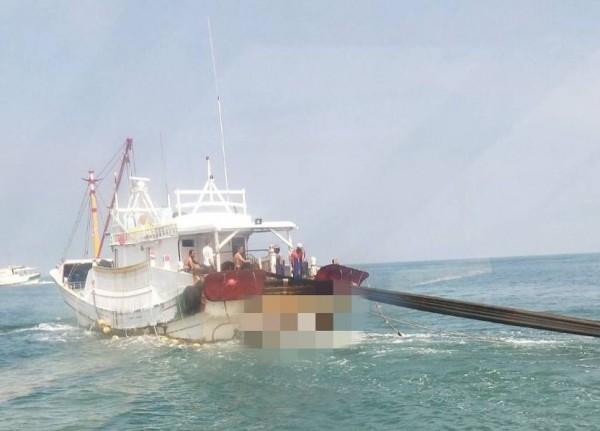 台中海巡隊查獲「友聯貳號」漁船在苗栗中港溪外海2.5海浬違規進行拖網作業。（記者歐素美翻攝）