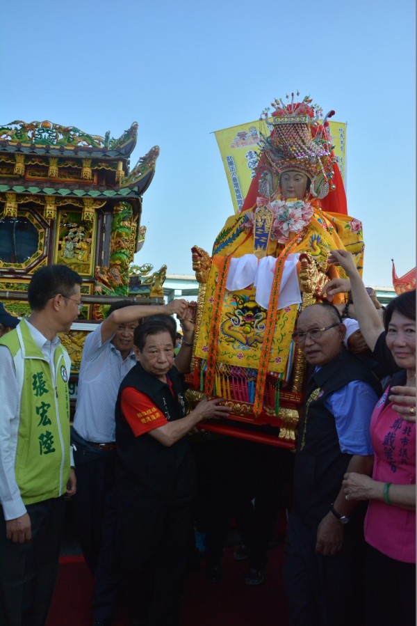 新港奉天宮董事長何達煌（右二）在9月23日在新北市八里台北港迎接湄洲媽祖。（新港奉天宮提供）
